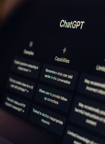 AI生成內容正式超越人類創作 研究：網路文章一半以上由AI撰寫，中正企管系MBA開AI新課程