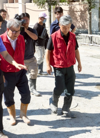 教育部長鄭英耀赴花蓮關心光復校園復原與復課 產學力量攜手助重建光復商工實習工廠