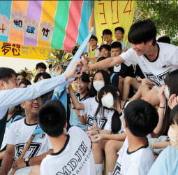 南市民德國中57週年校慶 黃偉哲現身祝福勉勵學生努力學習充實自我