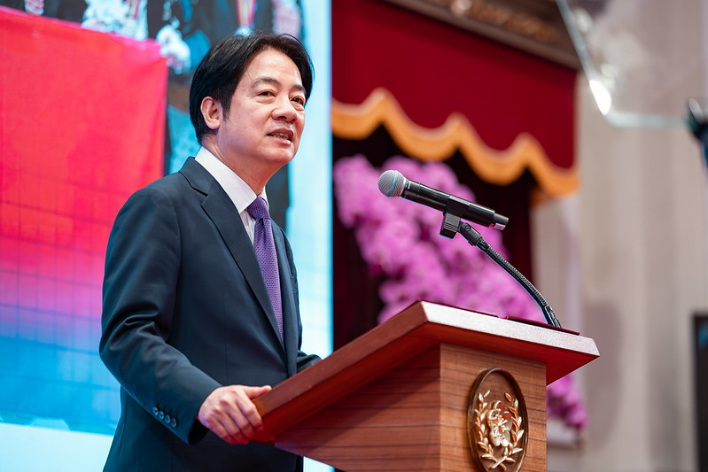 賴清德民調雪崩下跌！總統信任度僅36% 施政滿意度創新低，多位政治觀察家斷言大勢已去