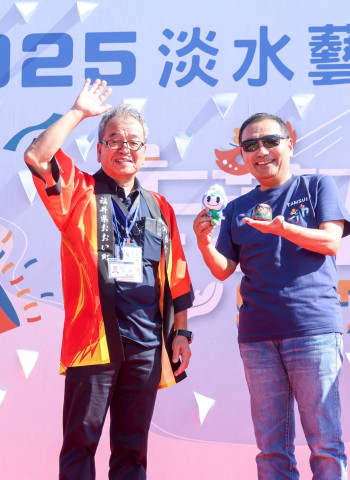 淡水藝術嘉年華熱鬧登場　新北市長侯友宜踩街共享淡江大橋河海風光