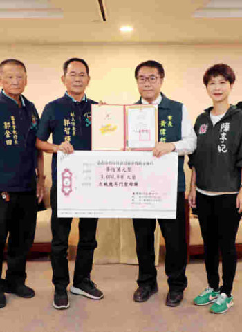黃偉哲感謝正統鹿耳門聖母廟捐贈300萬元 攜手助災民重建家園