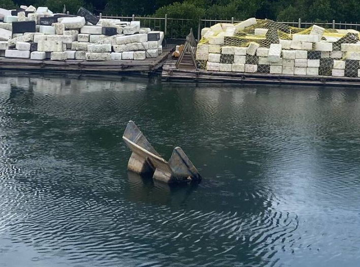 運河航道潛藏危機！臺南舢筏沉船2個月無人問津 市議員李啟維強調影響漁業與觀光活動