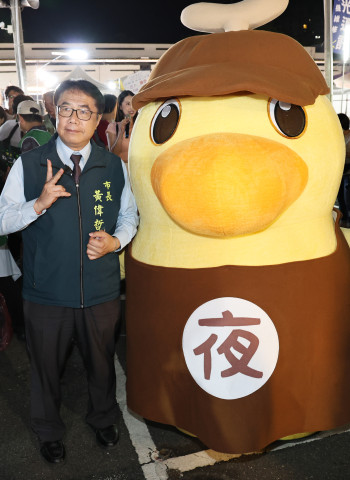 暑假最後一波!黃偉哲市長攜手夜奇鴨快閃大東夜市 發放限量50元夜市券共度歡樂夏夜