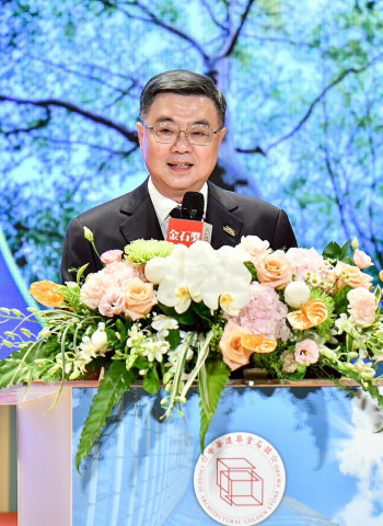 行政院長卓榮泰頒發中華建築金石獎 肯定建築界成就 期勉公私協力推動淨零、均衡臺灣與都市更新