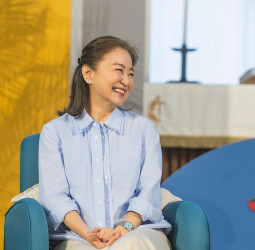 71歲林青霞香港中文大學罕見露面開講吸近3000師生　優雅現身展現白髮自然狀態掀最美老去討論