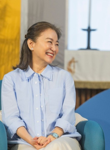 71歲林青霞香港中文大學罕見露面開講吸近3000師生　優雅現身展現白髮自然狀態掀最美老去討論