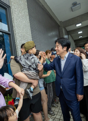 賴清德總統出席屏東「包圍縣府，孩子作主」兒童節活動　盼攜手將屏東打造成臺灣的兒童首都