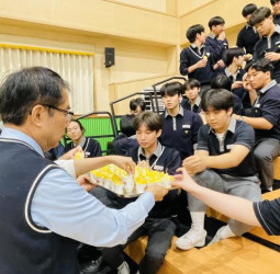 平澤高中生愛上臺南鳳梨　臺南市長黃偉哲前進韓國校園推廣臺南農產深化城市交流