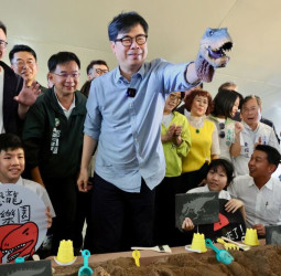 高雄「恐龍酷樂園」盛大開幕　陳其邁市長：打造具教育意義兒童節體驗