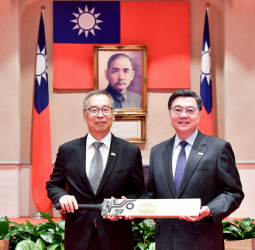 行政院長卓榮泰接見墨爾本臺灣同鄉會返國參訪團　強調深化臺澳合作與強化經濟韌性守護臺灣自由民主