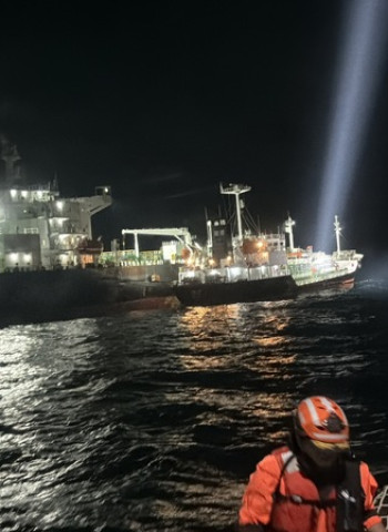 深夜直擊！外籍船舶海上非法駁油　海巡署強勢攔查登檢蒐證