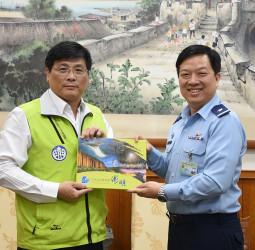 空軍第一聯隊拜會澎縣府　強化敦親睦鄰、深化軍民合作
