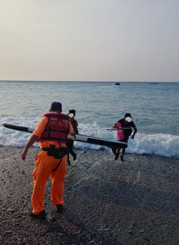 臺東三和外海SUP翻覆　海巡署聯手漁民即刻救援2人脫困