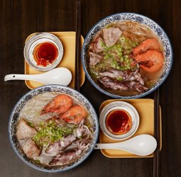 竹山海鮮米粉新吃法 粗米粉搭配小卷鮮味、手炒配料與清爽湯頭更耐吃