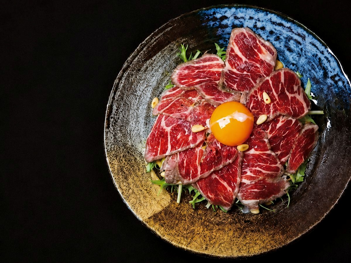 信義安和多人聚餐與包場選擇 生牛肉沙拉、炭火肉捲呈現日系餐酒風格
