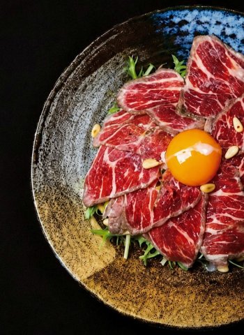 信義安和多人聚餐與包場選擇 生牛肉沙拉、炭火肉捲呈現日系餐酒風格
