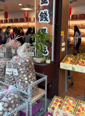 買齊桃園伴手禮不必東奔西走 大溪農特產店蒐羅豆干、水蜜桃、香菇 一次選購