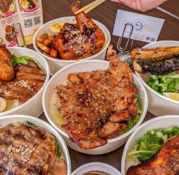 肉片刷上自製烤醬再經直火烤製 台中便當店從主菜到米飯打造烤肉飯特色