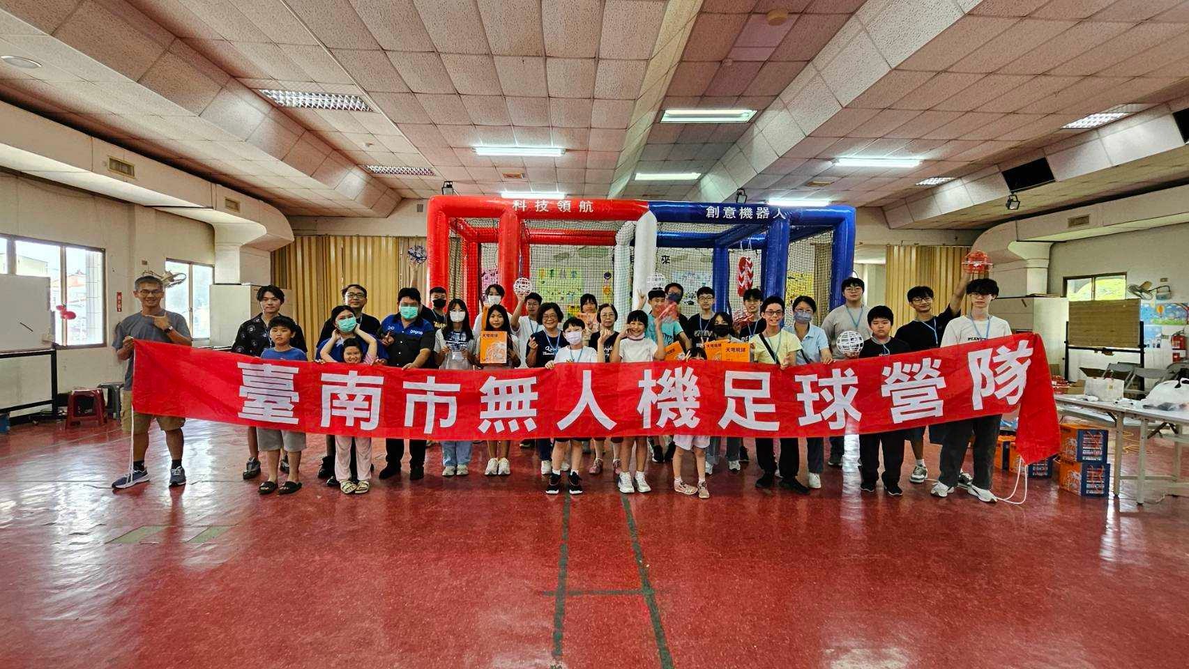 無人機足球暑期體驗營登場！台南逾百名學生空中攻防　培養AI科技實作力