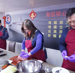 連三年親手下廚作圍爐年菜  管碧玲主委春節親赴海巡艦隊慰勞基層同仁  感謝全年辛勤堅守崗位守護國家
