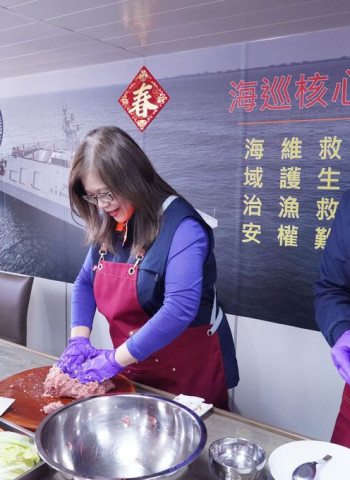 連三年親手下廚作圍爐年菜  管碧玲主委春節親赴海巡艦隊慰勞基層同仁  感謝全年辛勤堅守崗位守護國家