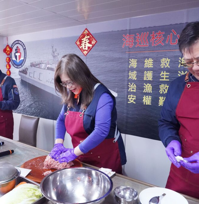 連三年親手下廚作圍爐年菜  管碧玲主委春節親赴海巡艦隊慰勞基層同仁  感謝全年辛勤堅守崗位守護國家