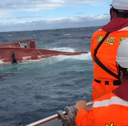 臺東外海發生漁船翻覆意外 海巡署即時救援成功協助脫險