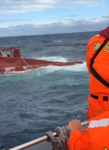 臺東外海發生漁船翻覆意外 海巡署即時救援成功協助脫險