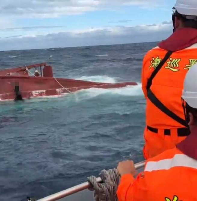 臺東外海發生漁船翻覆意外 海巡署即時救援成功協助脫險