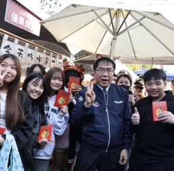 2026新化年貨大街盛大開幕 臺南市長黃偉哲發紅包與民同樂迎金馬年