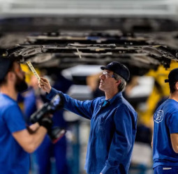 年薪380萬仍招不到人？福特Ford執行長示警美國製造業藍領人才斷層、汽車維修技師缺工加劇