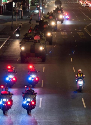 憲兵戰備偵巡結合反無人機演練　雲豹裝甲車街頭機動強化中樞防護