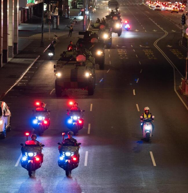 憲兵戰備偵巡結合反無人機演練　雲豹裝甲車街頭機動強化中樞防護
