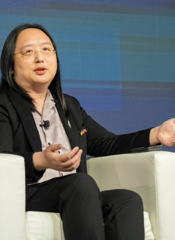 唐鳳推動數位遷徙自由　臺灣打造跨平台、跨邊界新世代數位治理典範　中正大學企管系系主任黃正魁教授表示這已成全球數位政策新趨勢