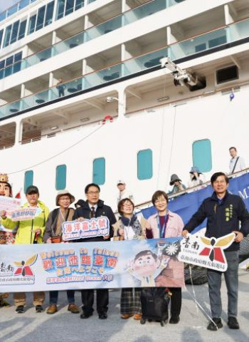 國際豪華觀光郵輪海洋富士號首度靠泊安平港　臺南市長黃偉哲親迎旅客贈禮推廣臺南觀光