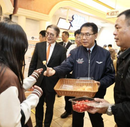 「新春瘋台南．農來上賀禮」週末登場  臺南市長黃偉哲現身板橋大遠百推廣臺南優質農漁特產