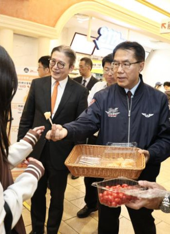 「新春瘋台南．農來上賀禮」週末登場  臺南市長黃偉哲現身板橋大遠百推廣臺南優質農漁特產