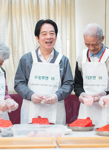 賴清德總統出席臺中寒冬助老關懷活動　親自陪伴獨居長輩圍爐拜早年送暖