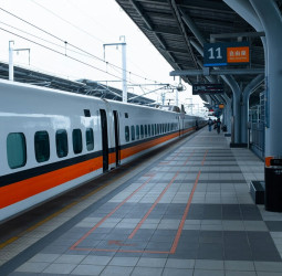 高鐵台南站發生旅客落軌意外　1307車次停駛調查　中午全線恢復正常營運