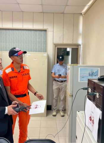 海巡署首長張忠龍署長、許靜芝副署長成功取得無人機證照  以身作則貫徹人人皆飛手政策