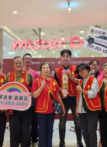 抱爆真香  嘉義秀泰擁抱快閃趕走孤老寂寞