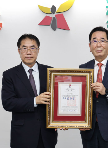黃偉哲頒榮譽市民證書給島田教明　台南與山口縣交流從官方合作走向民間互動