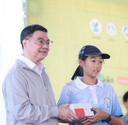 行政院長卓榮泰與副院長鄭麗君送別岳明小帆手蘇澳啟航　挑戰1500公里航向沖繩實踐海洋夢想