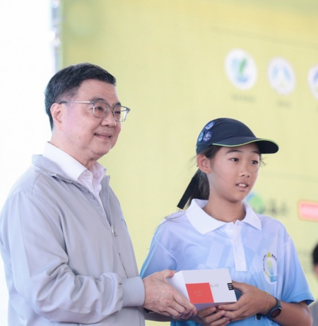 行政院長卓榮泰與副院長鄭麗君送別岳明小帆手蘇澳啟航　挑戰1500公里航向沖繩實踐海洋夢想