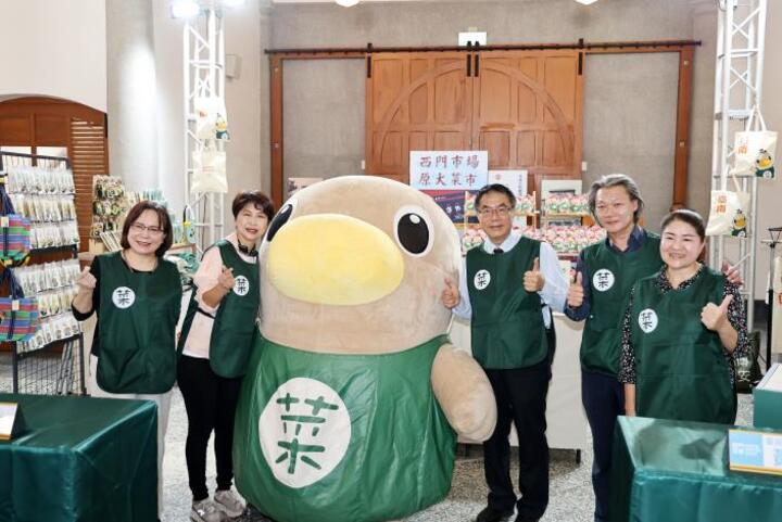 臺南西市場首波菜奇鴨授權商品開賣　黃偉哲市長開箱笑稱比市長還受歡迎