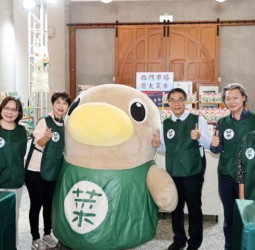 臺南西市場首波菜奇鴨授權商品開賣　黃偉哲市長開箱笑稱比市長還受歡迎
