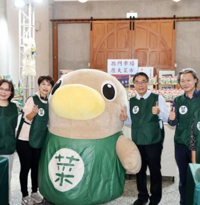 臺南西市場首波菜奇鴨授權商品開賣　黃偉哲市長開箱笑稱比市長還受歡迎