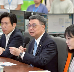 行政院長卓榮泰赴中央氣象署關切梅雨情勢　要求中央地方秉持最高警覺最快應變全力防災