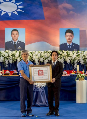 賴清德總統高雄頒褒揚令追思殉職空軍飛官　感念過俊男、盧季佑守護領空與培育人才貢獻